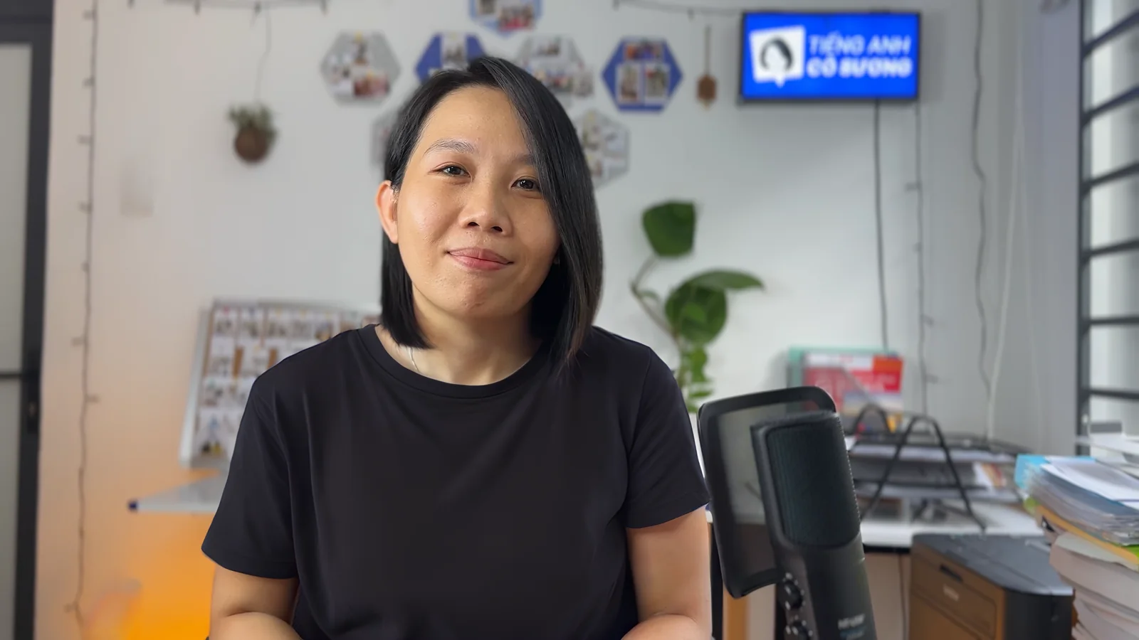 Cô Sương tại phòng học Tiếng Anh Cô Sương
